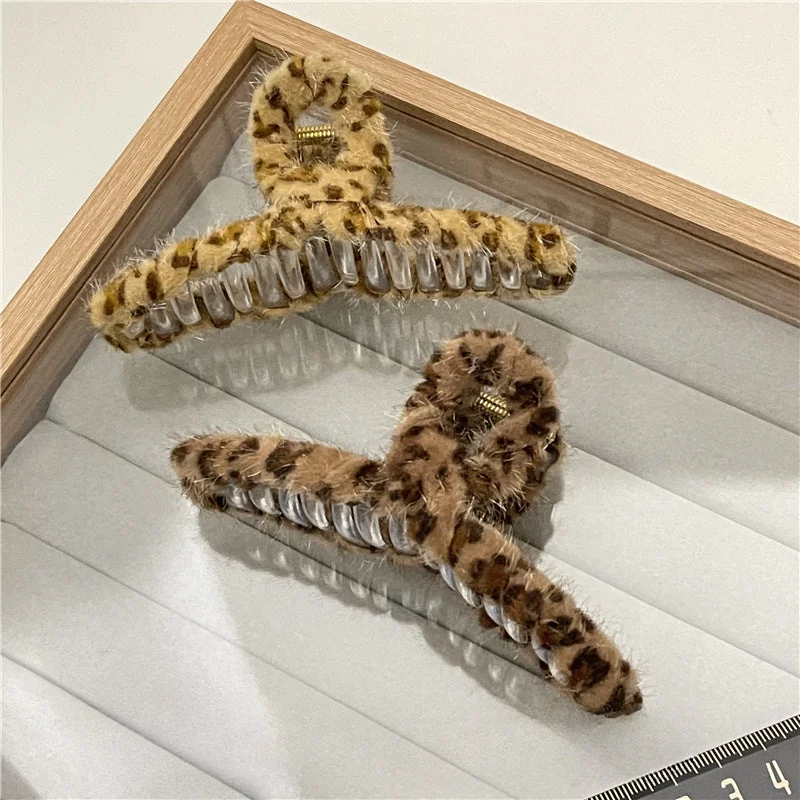 Wholesale Plush Leopard Print Large Grab Clip